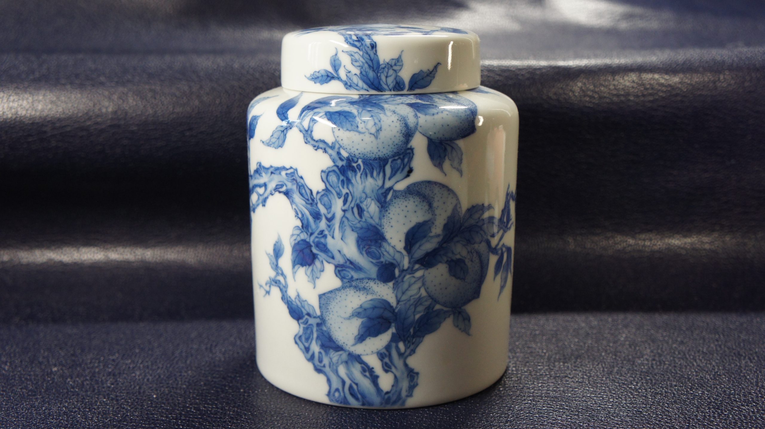 文卿草堂仿雍正九桃茶叶罐封面